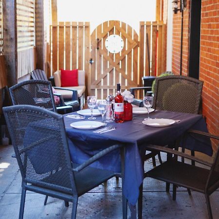 Hip Heritage Main Floor Flat In Downtown District Belleville Luaran gambar