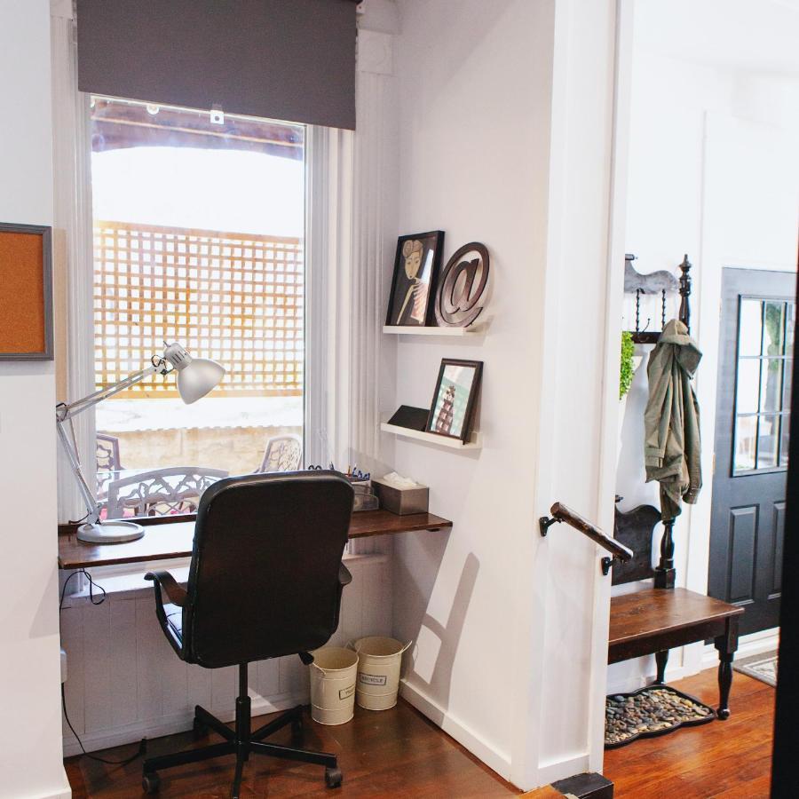 Hip Heritage Main Floor Flat In Downtown District Belleville Luaran gambar
