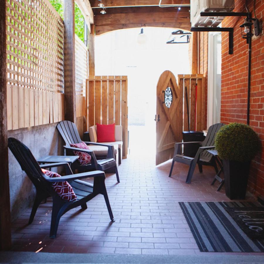Hip Heritage Main Floor Flat In Downtown District Belleville Luaran gambar