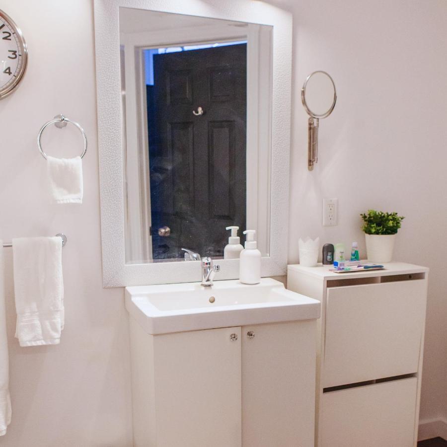 Hip Heritage Main Floor Flat In Downtown District Belleville Luaran gambar