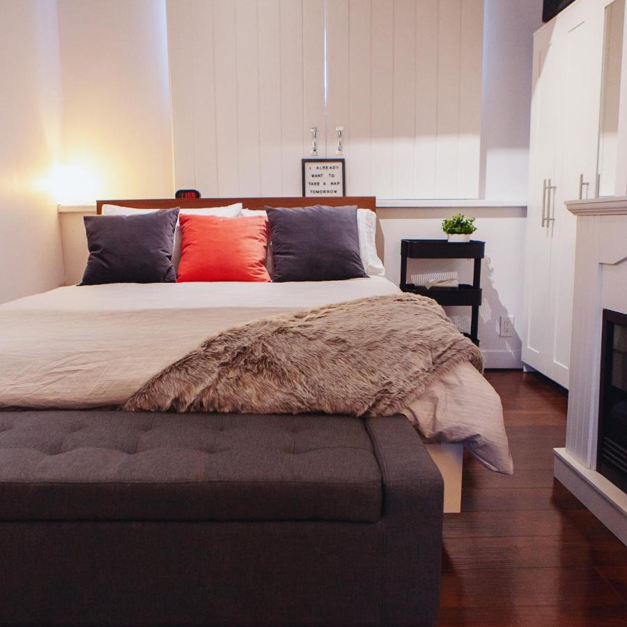 Hip Heritage Main Floor Flat In Downtown District Belleville Luaran gambar