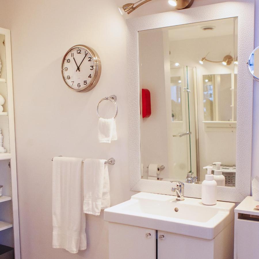 Hip Heritage Main Floor Flat In Downtown District Belleville Luaran gambar